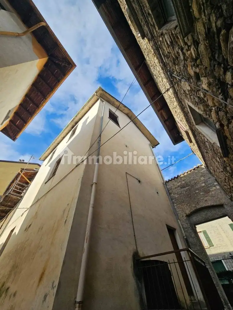 Terratetto unifamiliare 120 m², da ristrutturare, Centro, Esino Lario - foto 3