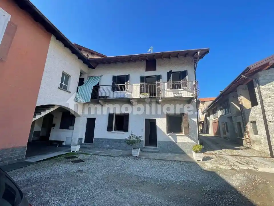 Appartamento in vendita a Cocquio-Trevisago