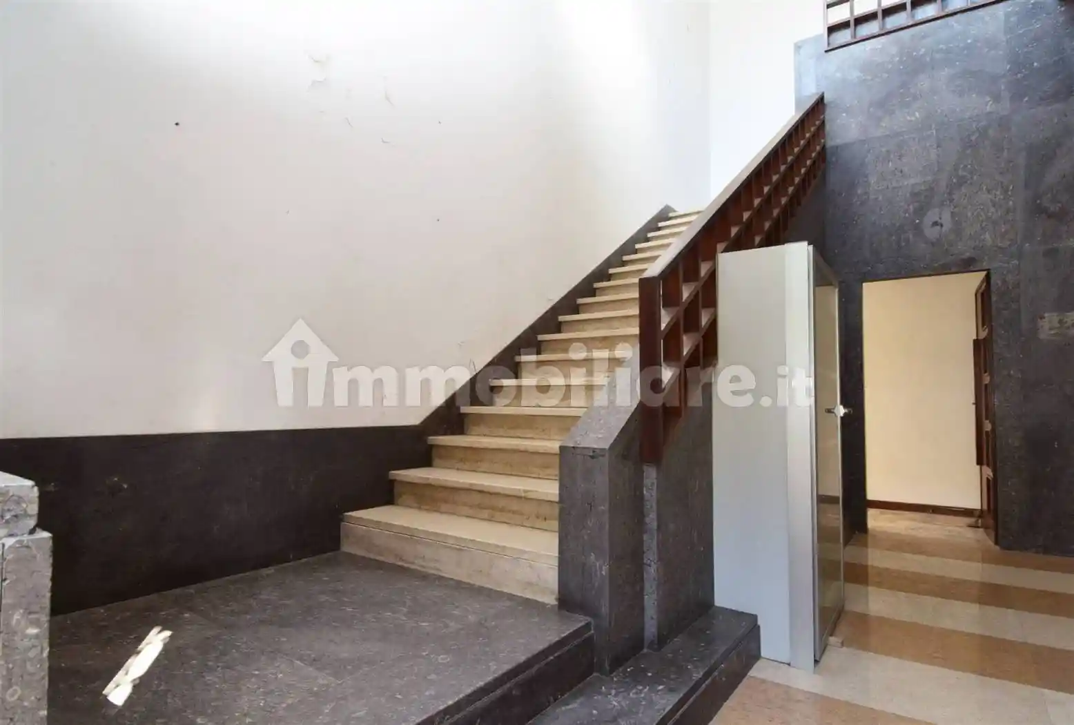 Palazzo - Edificio in Affitto - foto 2