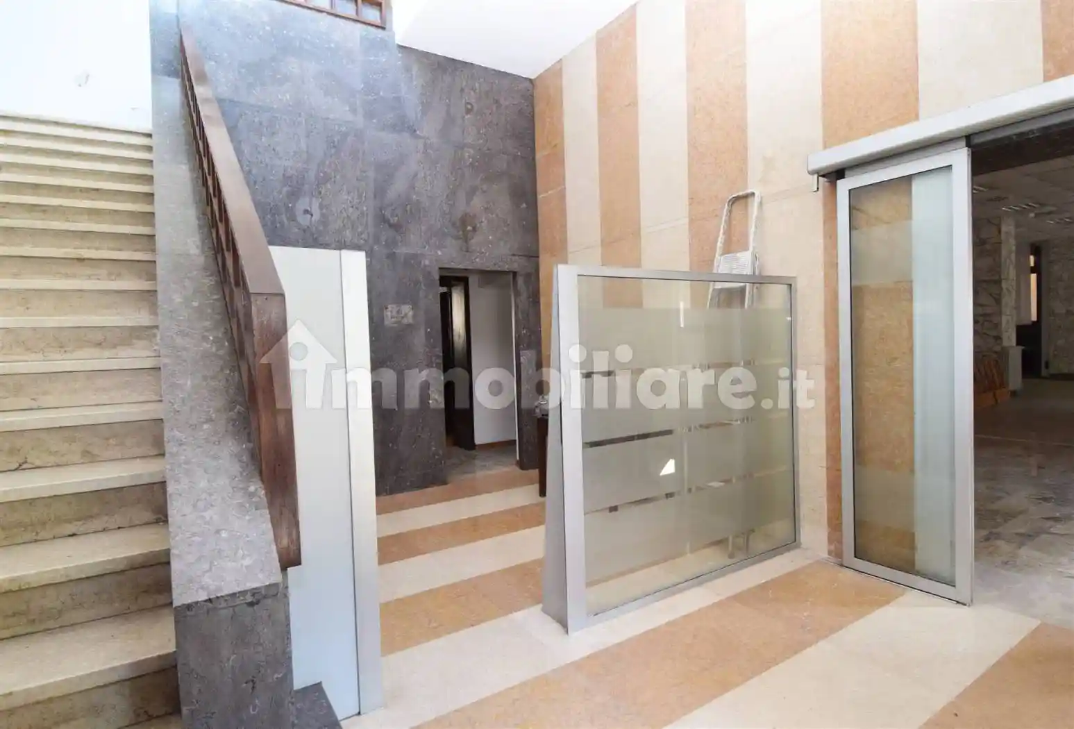 Palazzo - Edificio in Affitto - foto 3