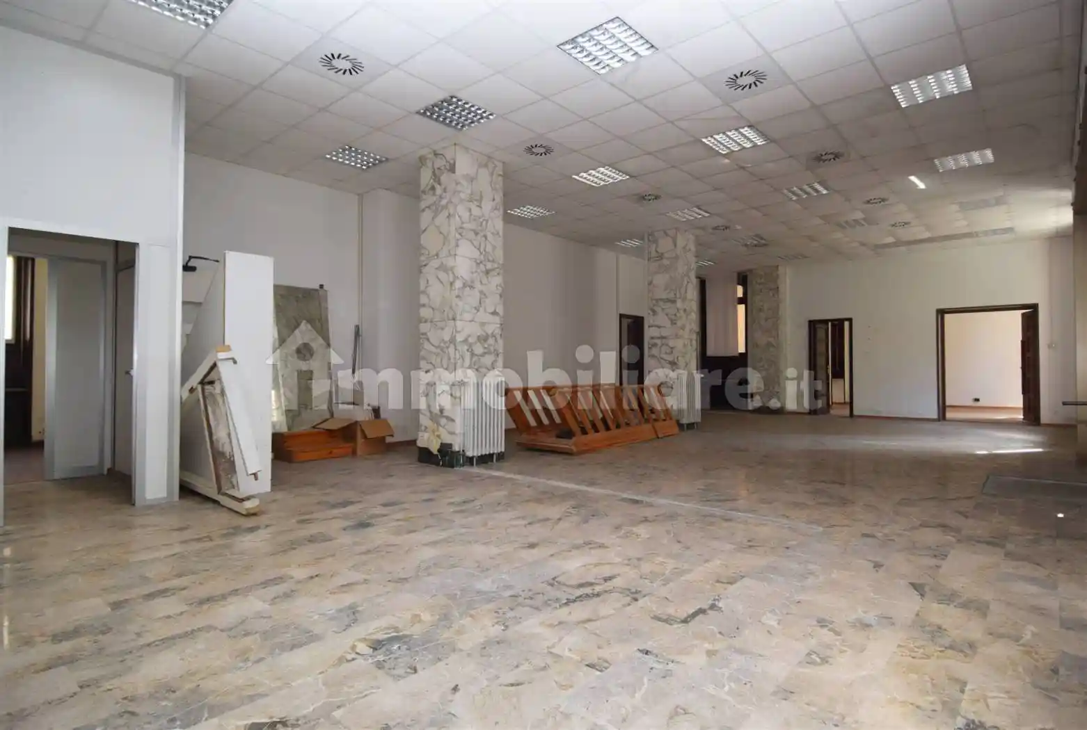 Palazzo - Edificio in Affitto - foto 4