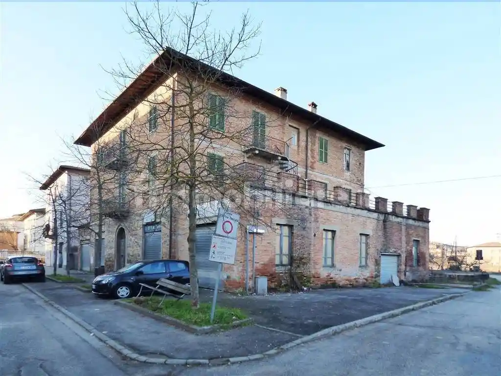 Palazzo - Edificio in vendita a Chiusi