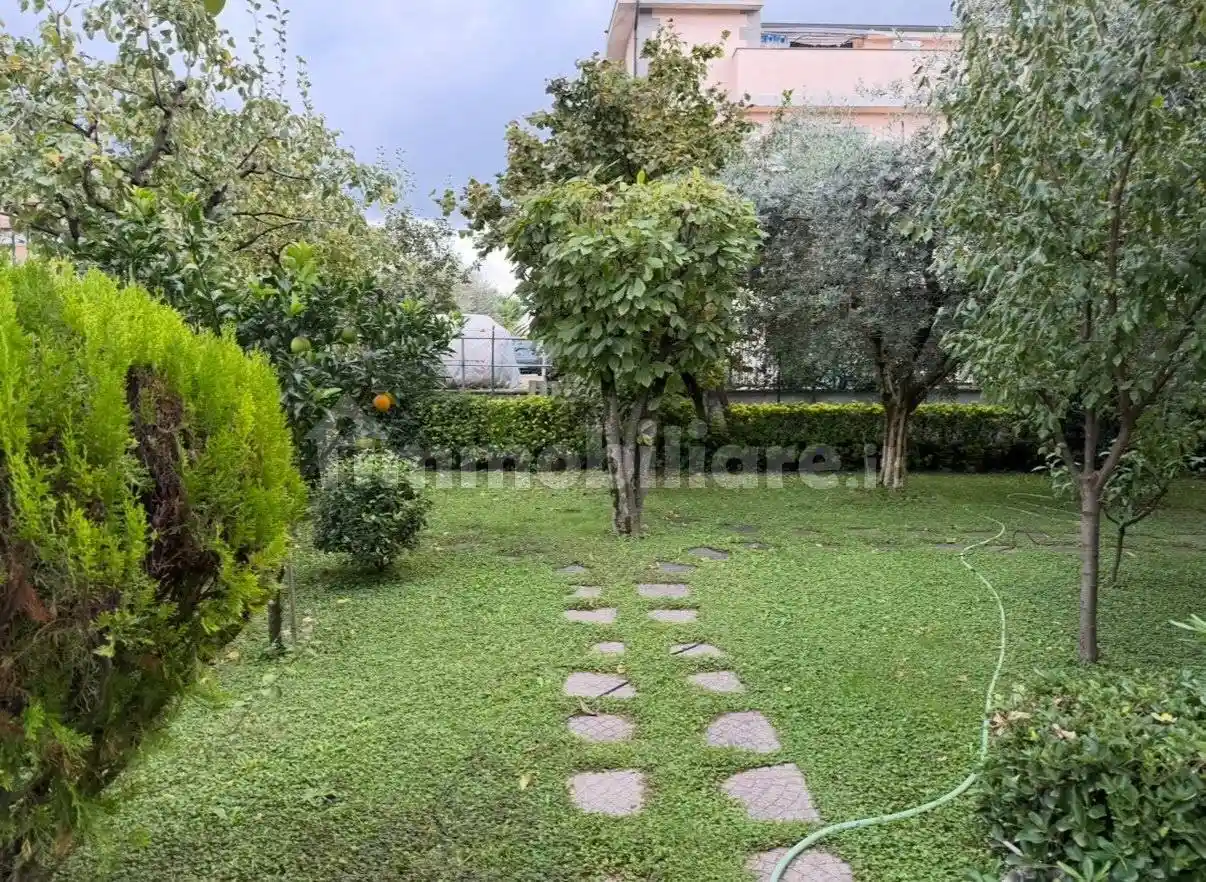 Palazzo - Edificio in vendita a Roma