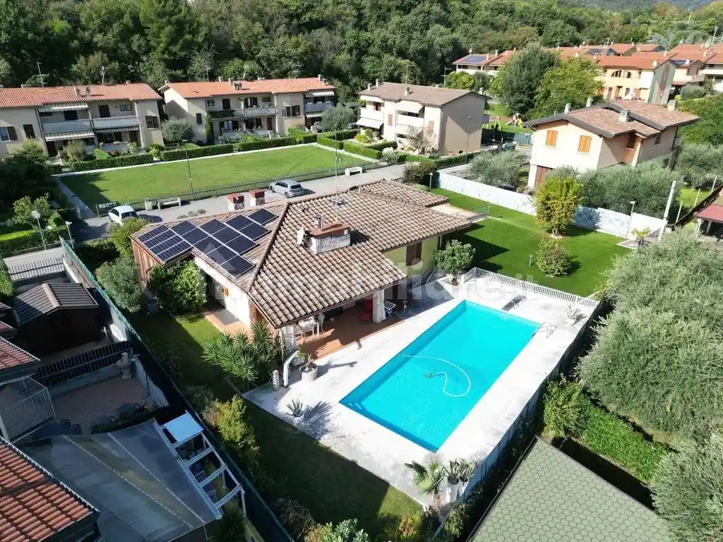 Villa in vendita a Puegnago sul Garda
