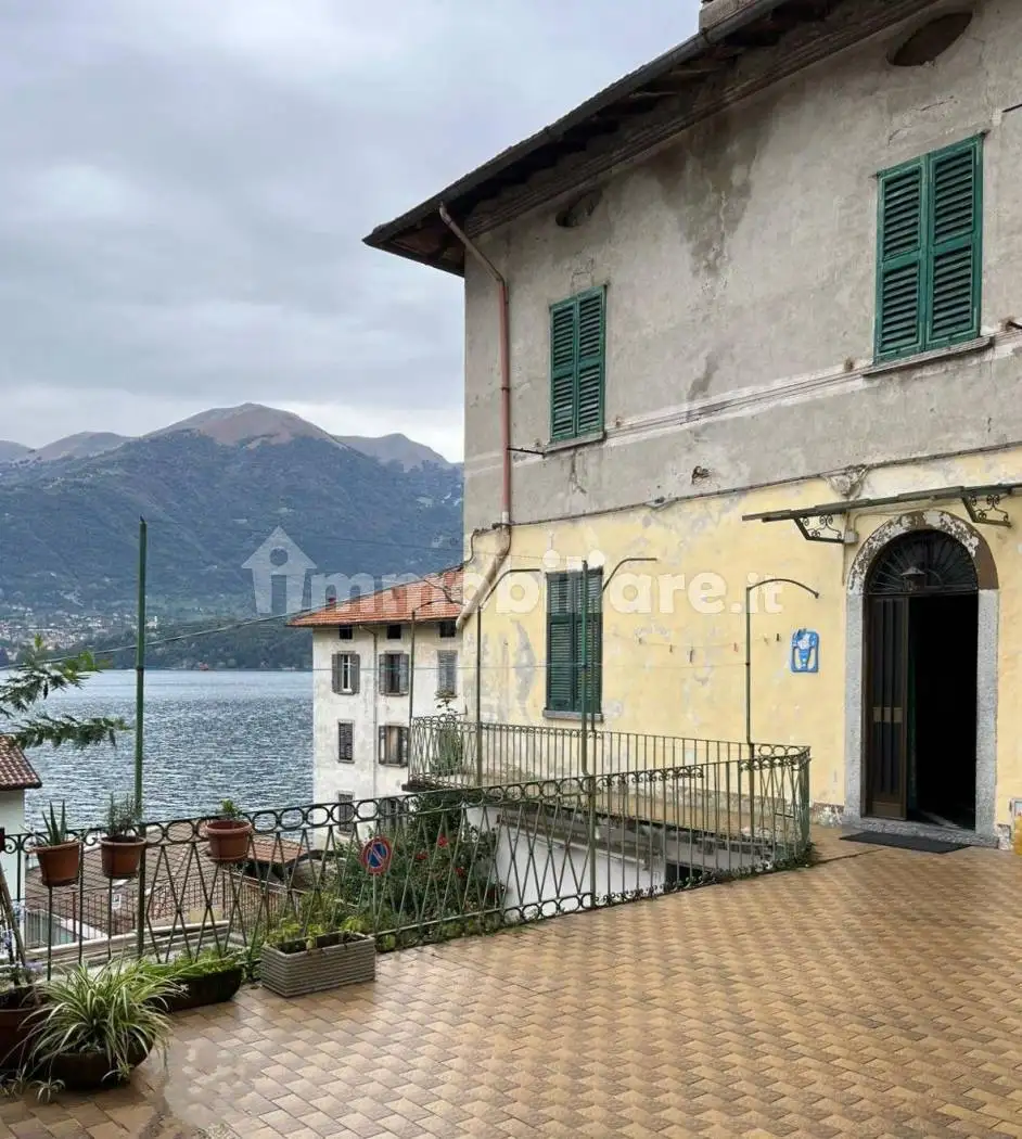 Appartamento in vendita a Lezzeno