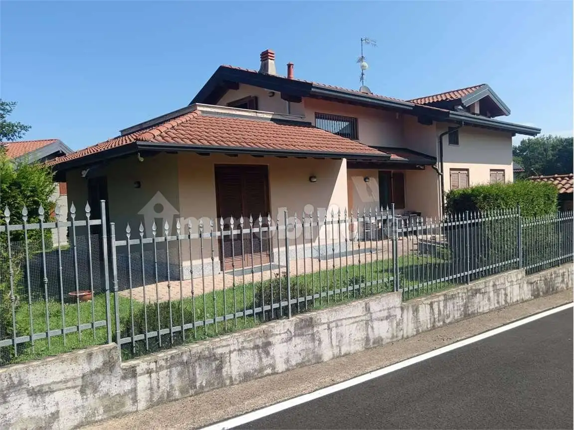 Villa in vendita a Cazzago Brabbia