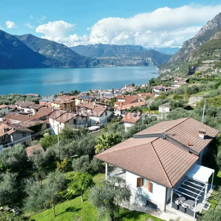 Villa in vendita a Marone