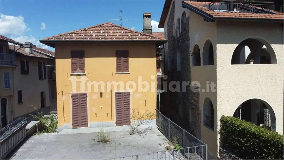 Casa indipendente in vendita a Agra