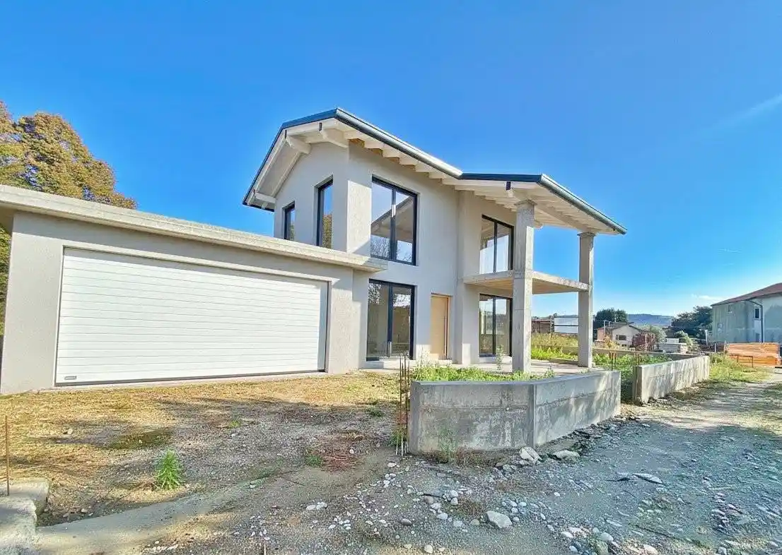 Villa in vendita a Angera