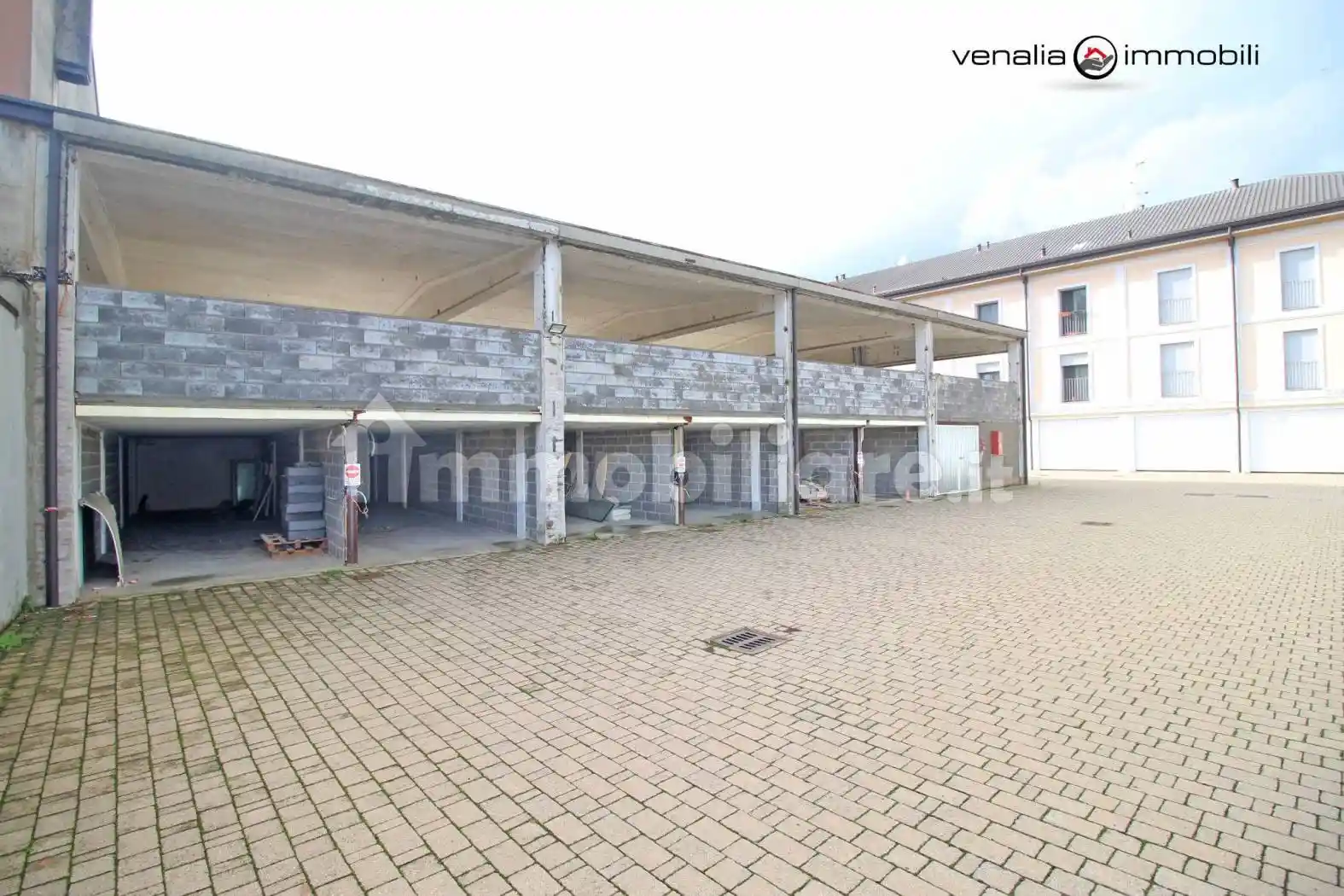 Palazzo - Edificio in vendita a Binasco