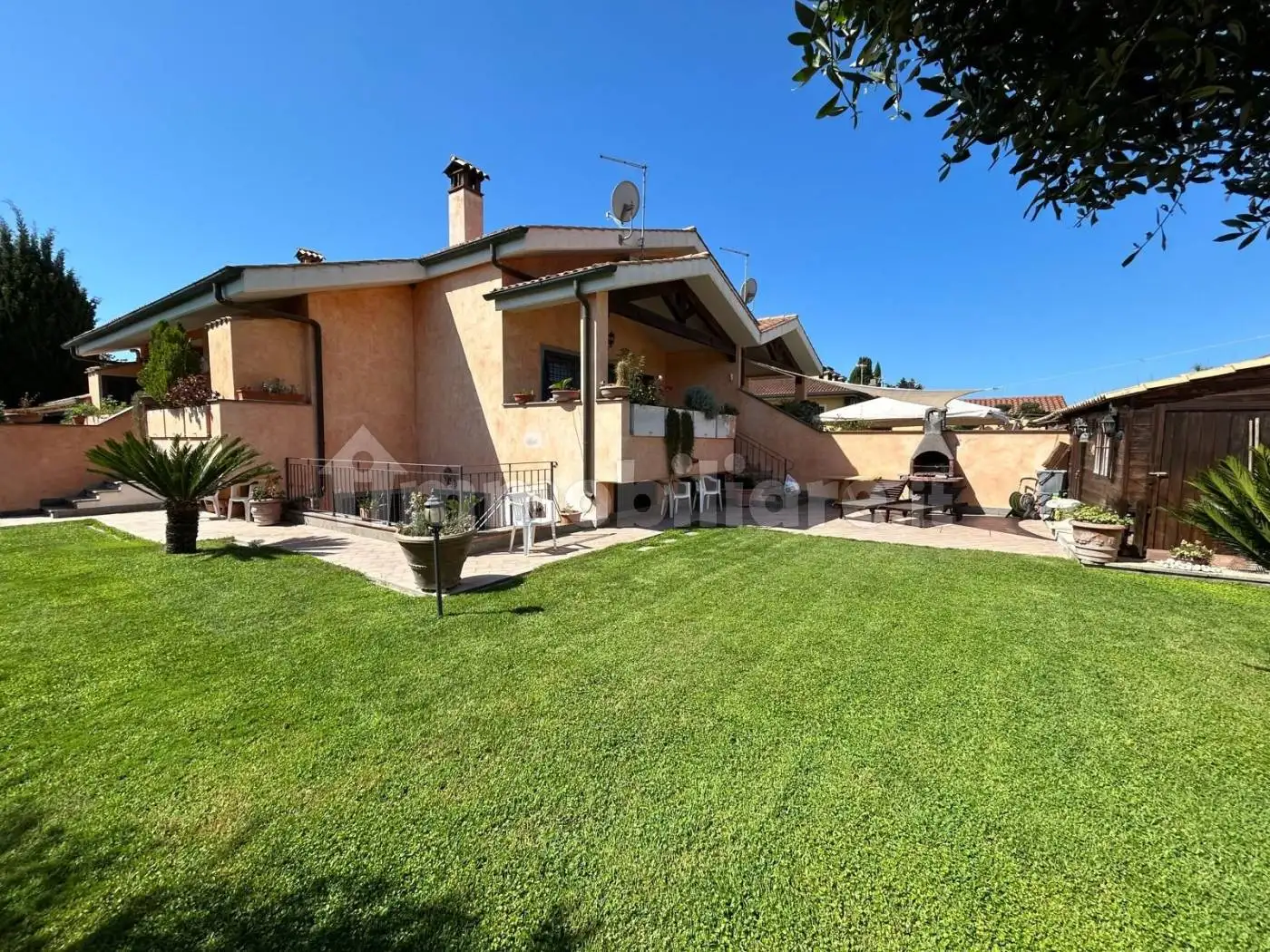 Villa plurifamiliare in vendita a Roma