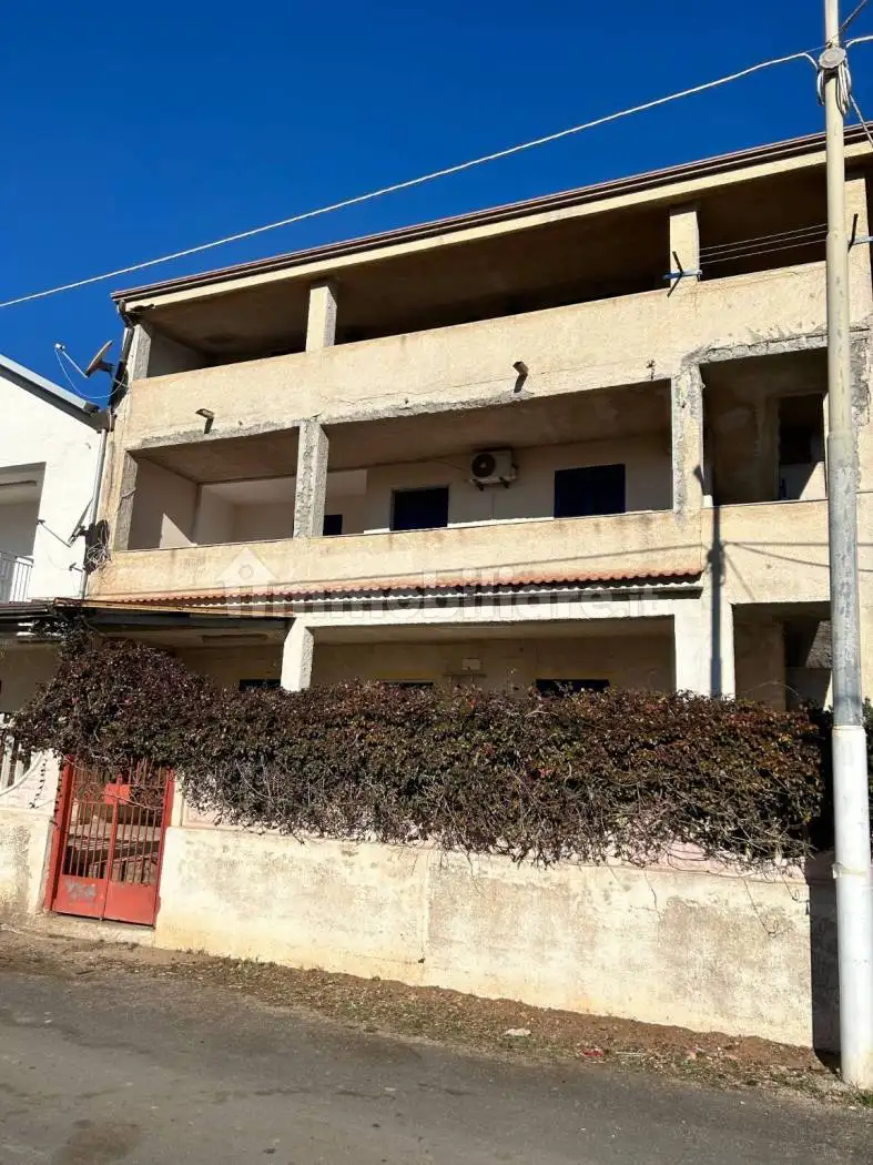 Palazzo - Edificio in vendita a Isola di Capo Rizzuto