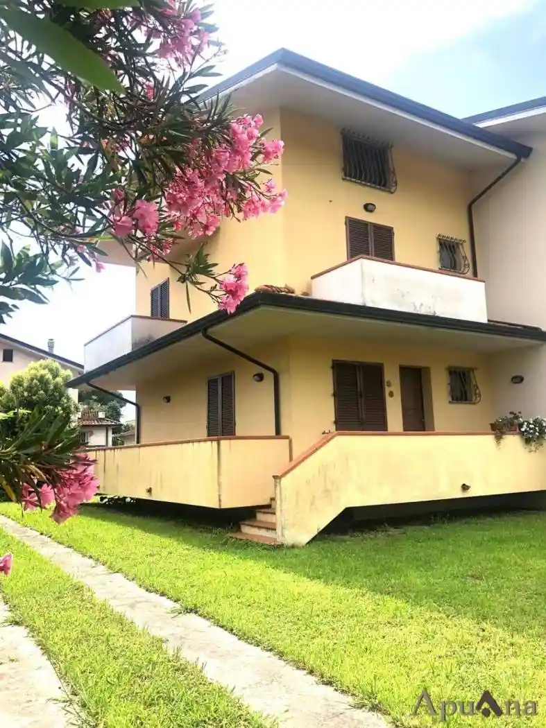 Villetta a schiera in vendita a Montignoso