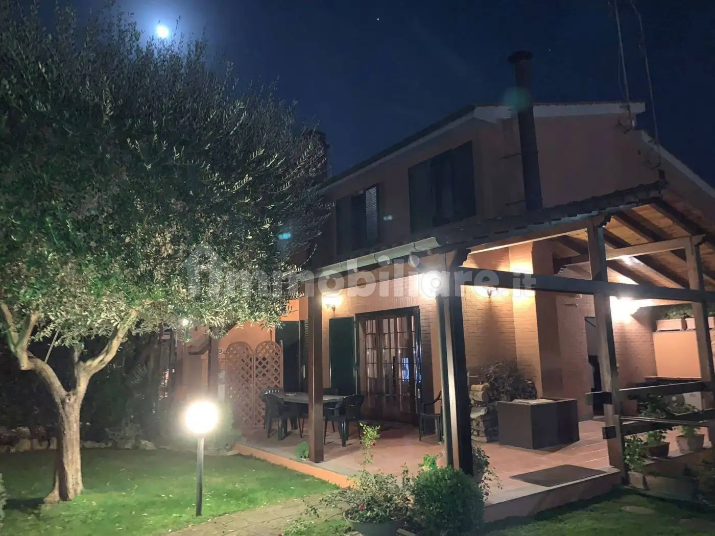 Villa plurifamiliare in vendita a Roma