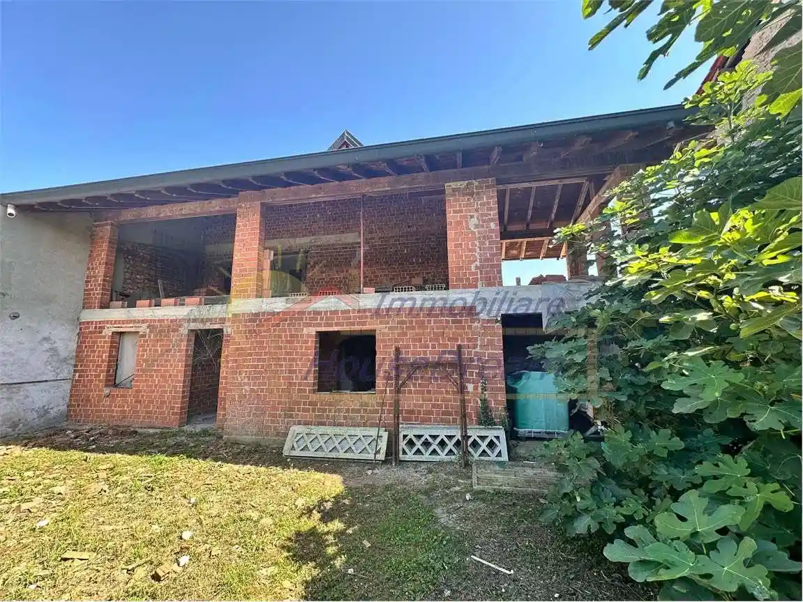 Palazzo - Edificio in vendita a Oleggio