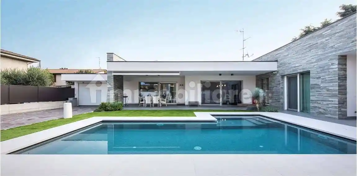 Villa in vendita a Angera