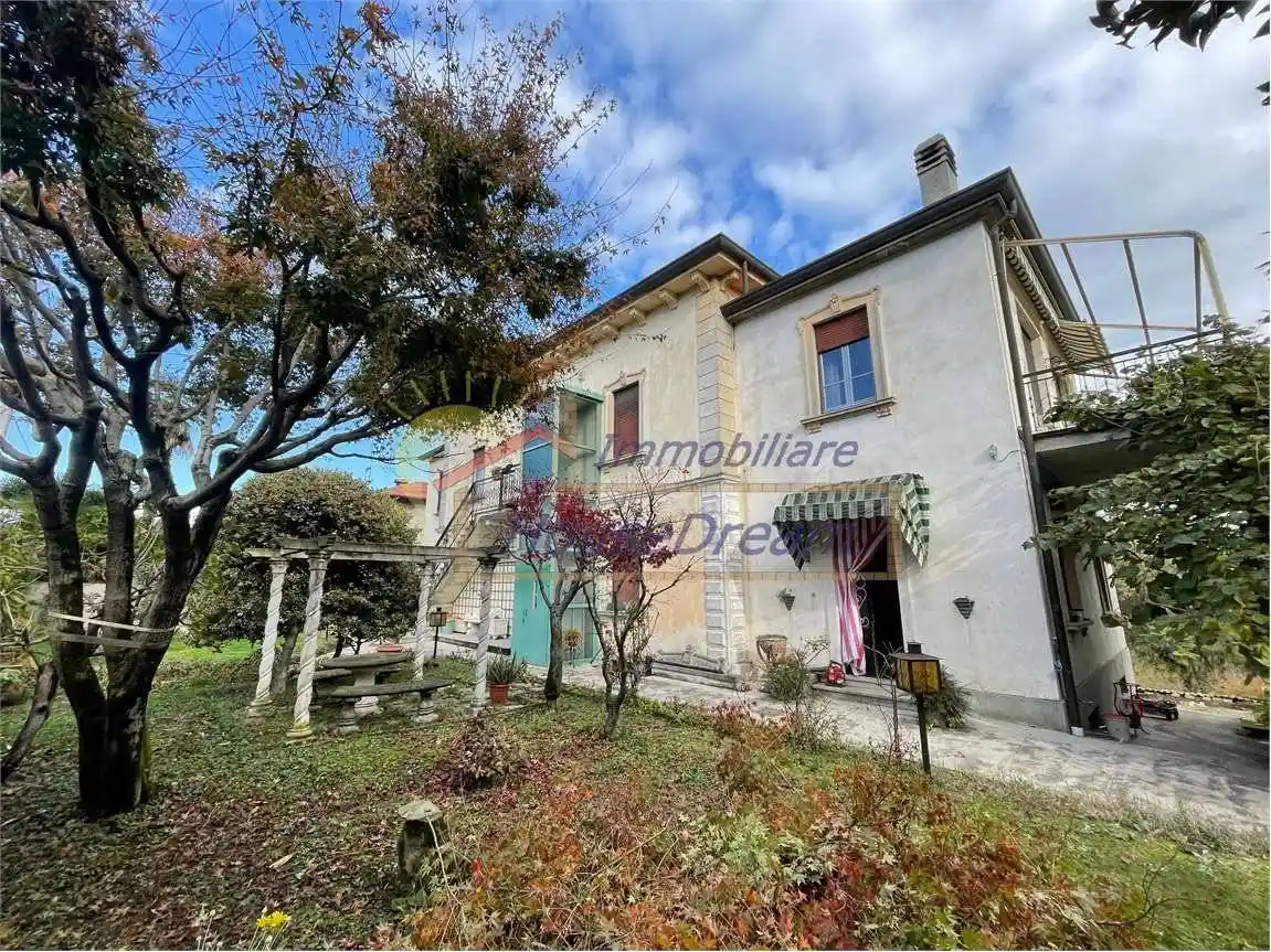 Villa in vendita a Leggiuno