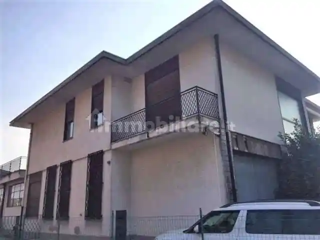 Villa in vendita a Oleggio