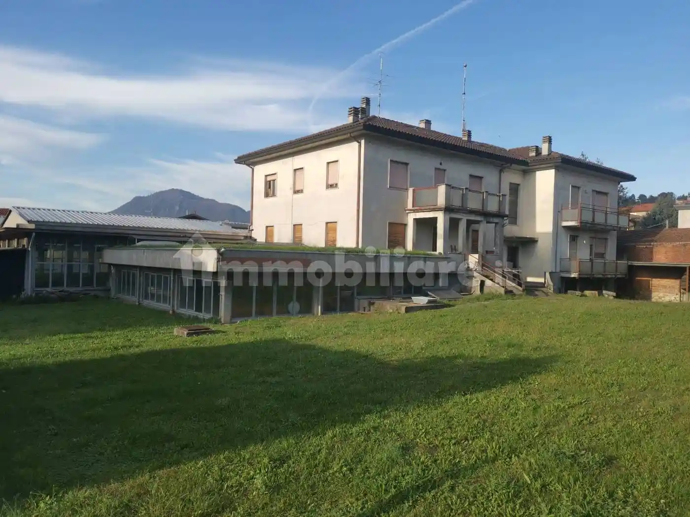 Palazzo - Edificio in vendita a Cocquio-Trevisago