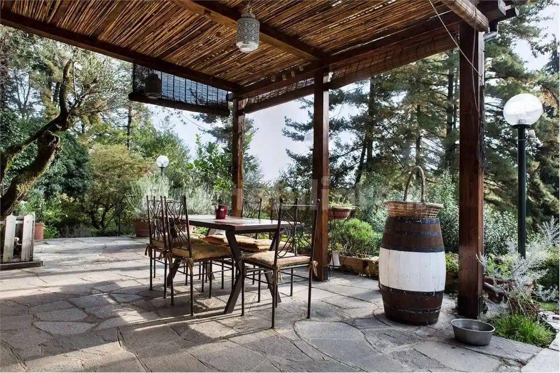 Villa in vendita a Nebbiuno