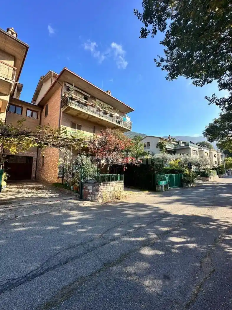 Villa plurifamiliare Strada Provinciale di San Benedetto, Zona Nuova, Assisi - foto 3