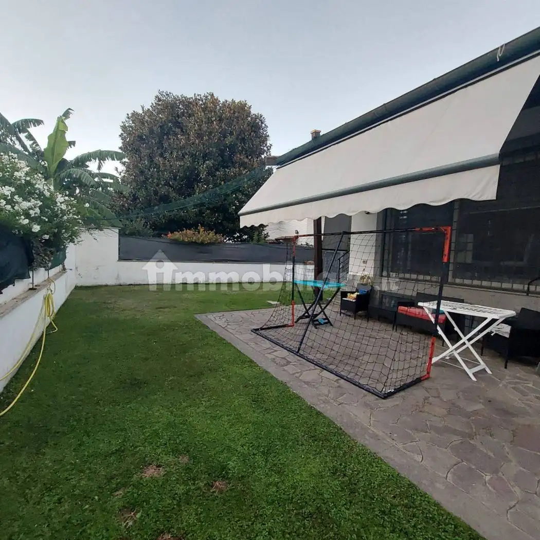 Villa plurifamiliare in vendita a Roma