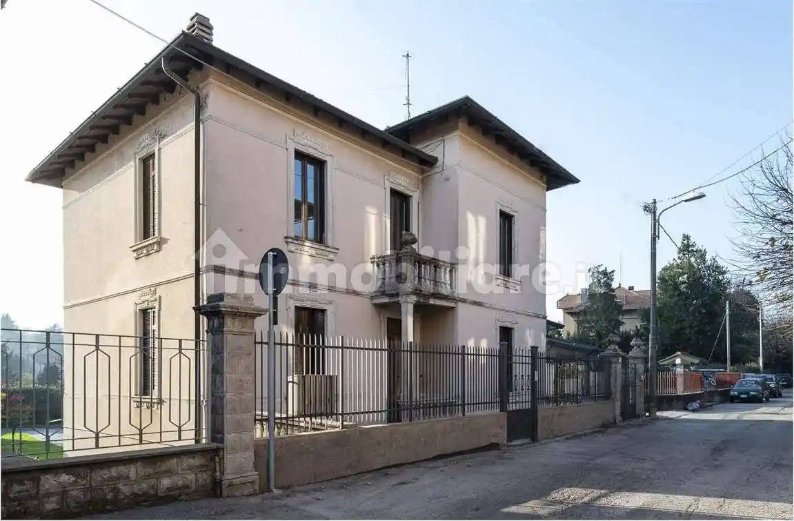 Villa in vendita a Gavirate