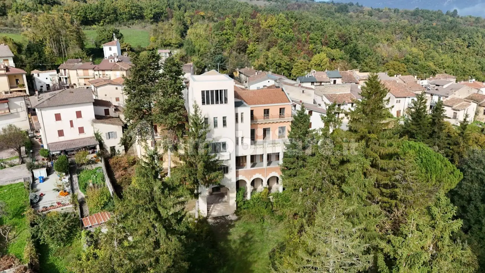 Palazzo - Edificio in vendita a Barete