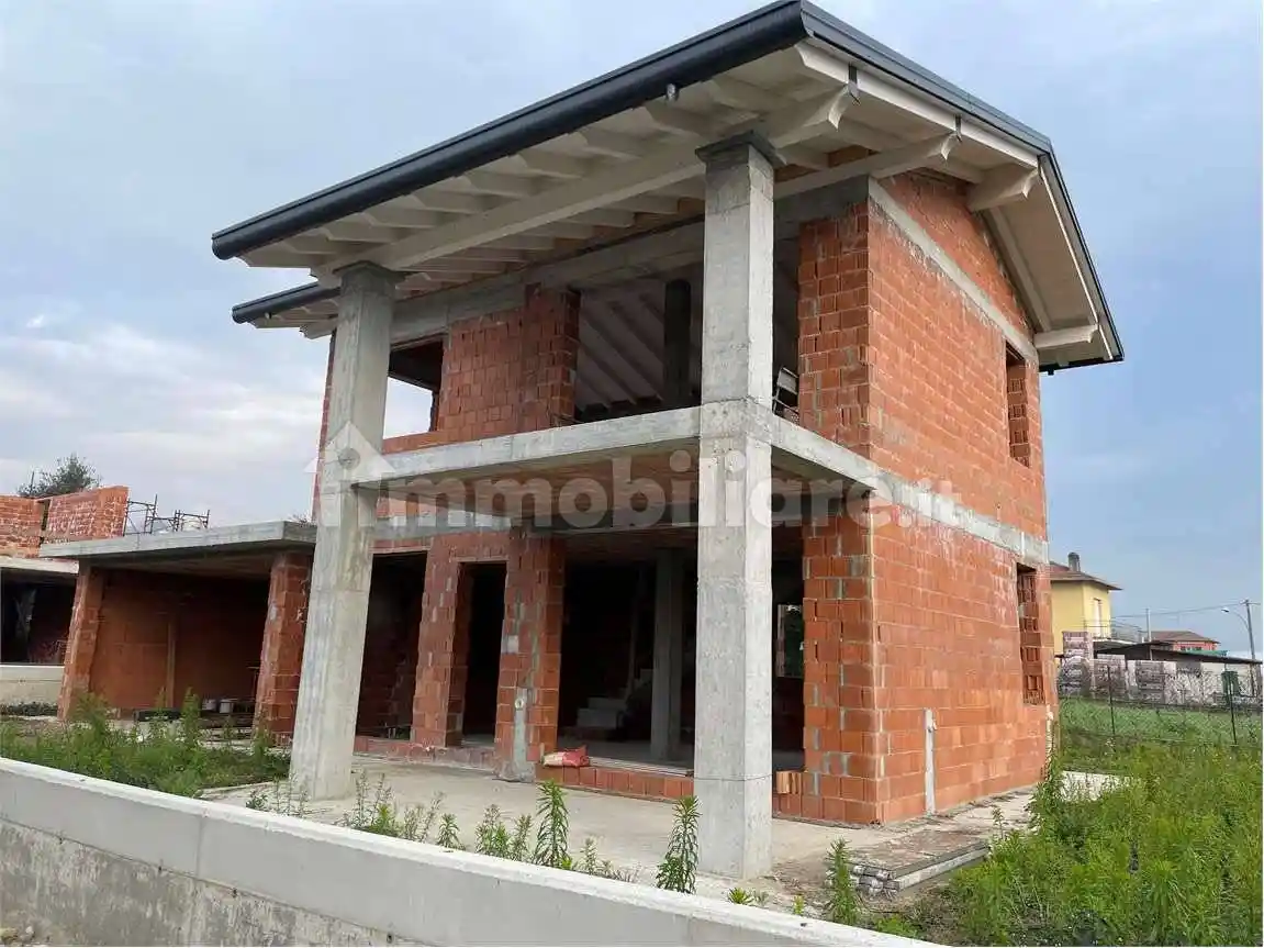 Villa in vendita a Angera