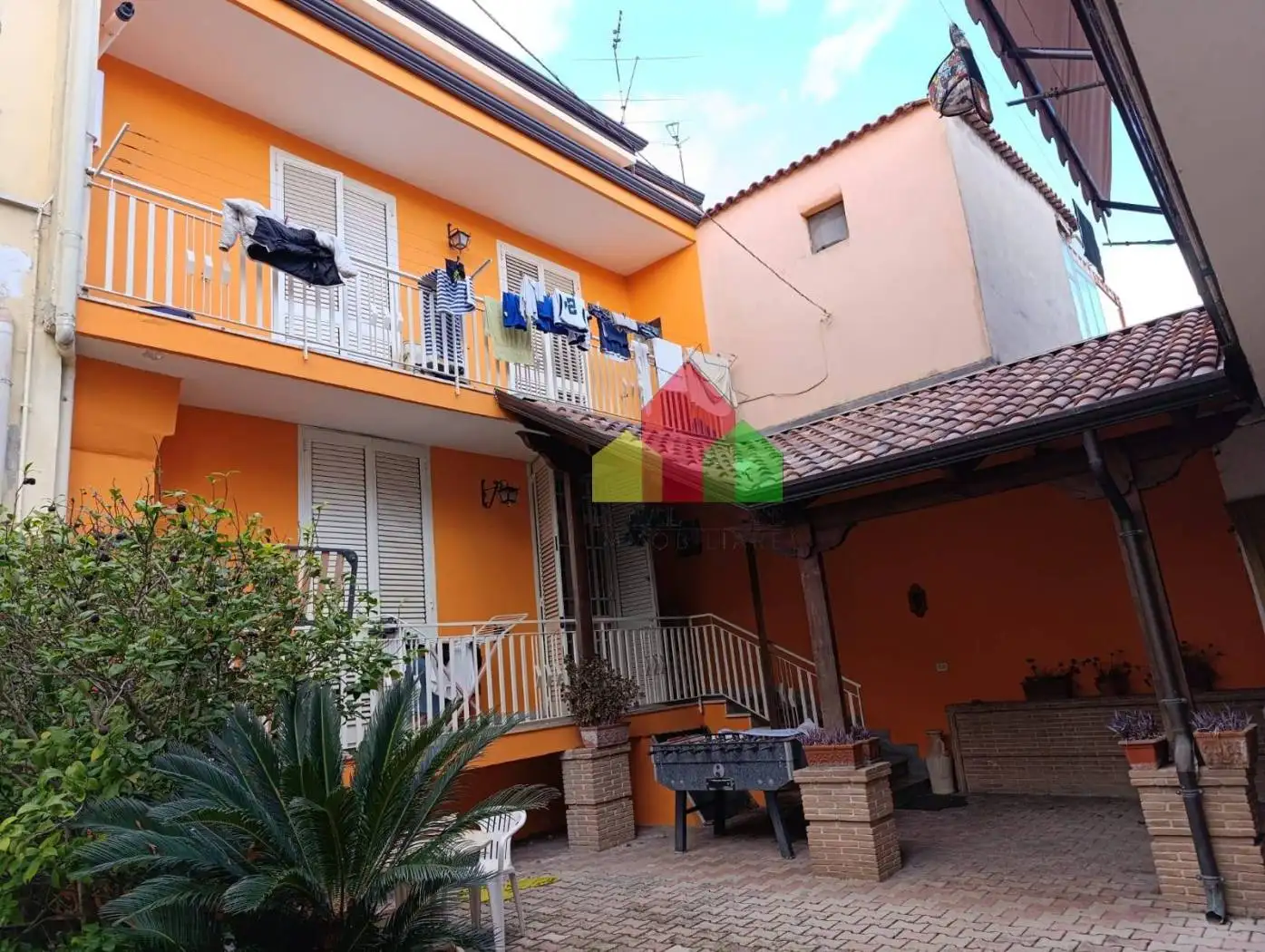 Palazzo - Edificio in vendita a Parete