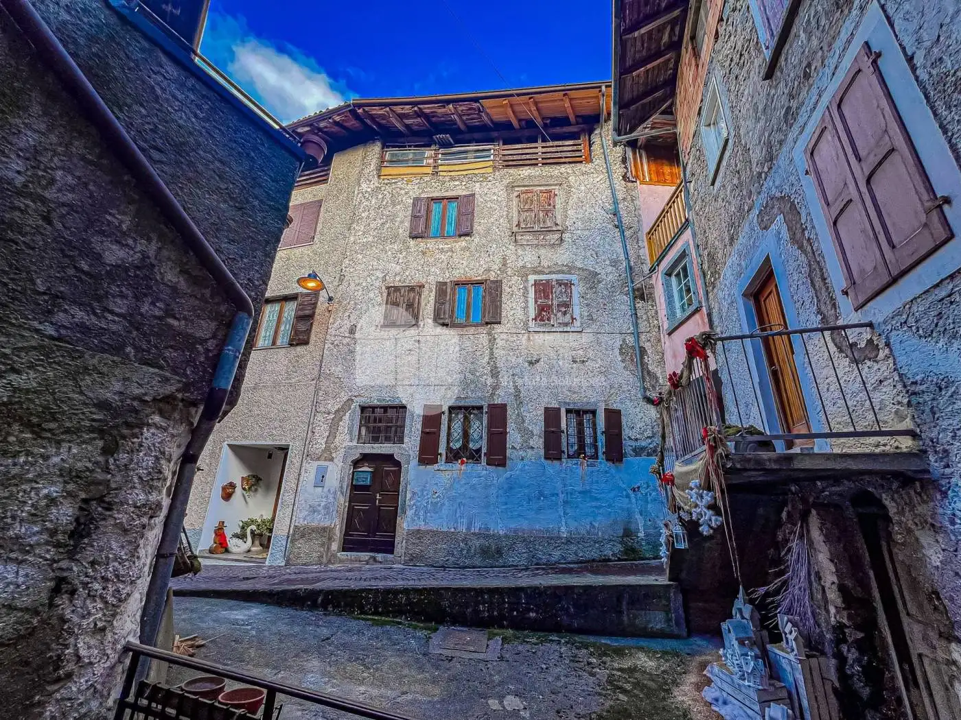 Palazzo - Edificio in vendita a Bondone