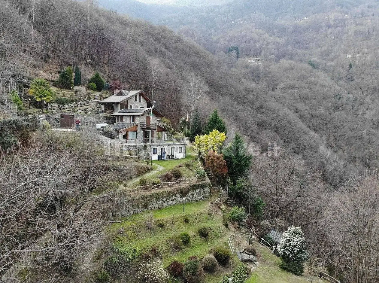 Villa in vendita a Pianello del Lario