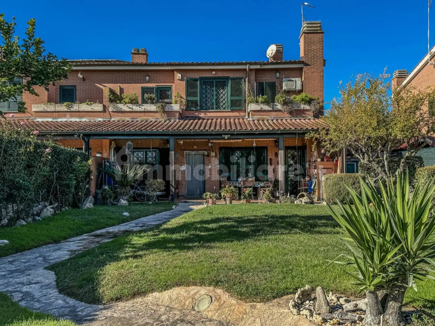 Villa plurifamiliare in vendita a Roma