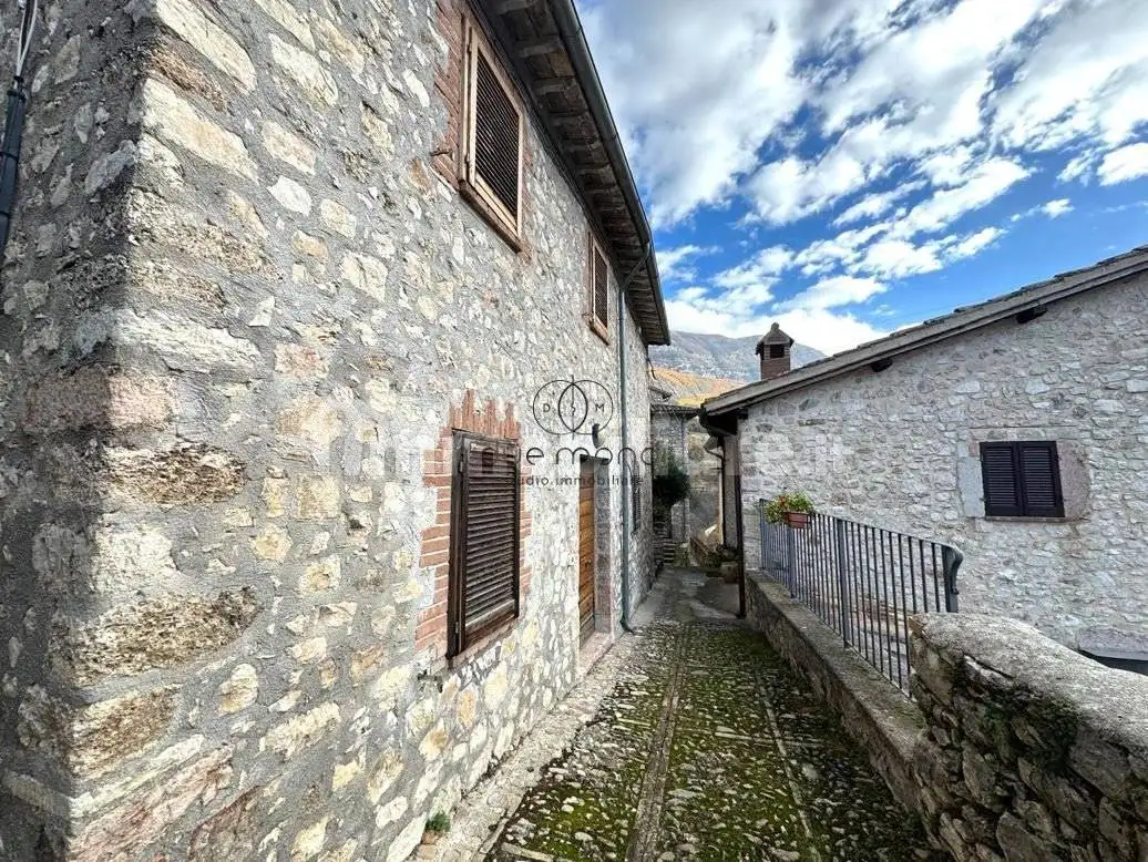 Casa indipendente in vendita a Sant'Anatolia di Narco