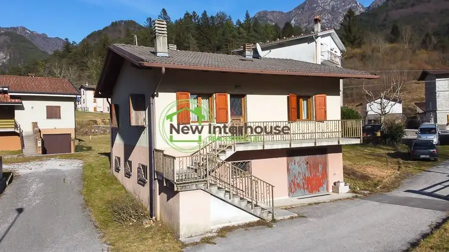 Villa in vendita a Vito d'Asio