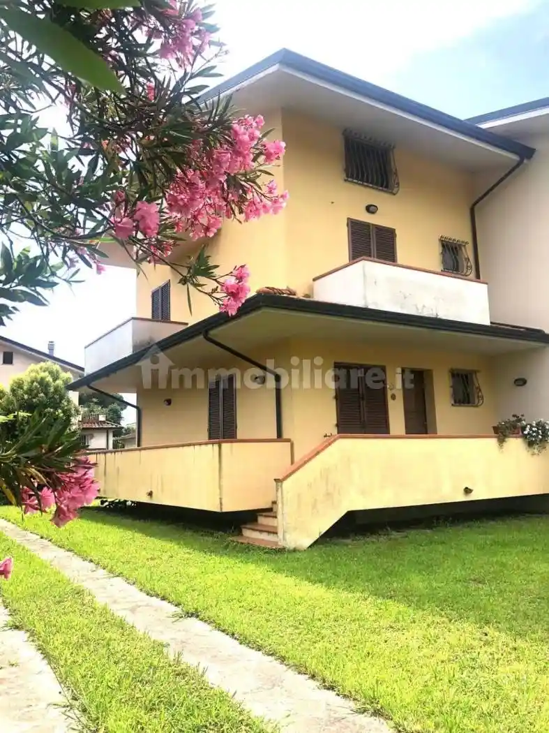 Villetta a schiera in vendita a Montignoso