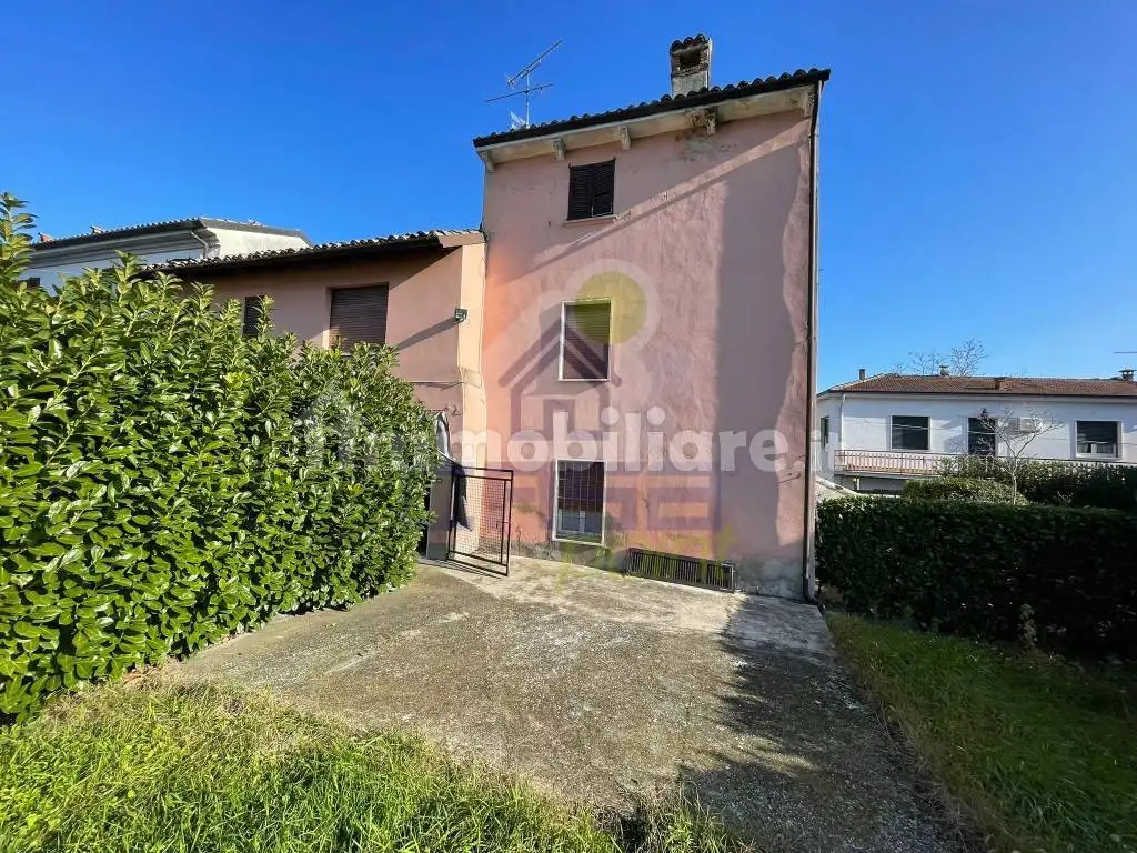 Casa indipendente in vendita a Rovescala