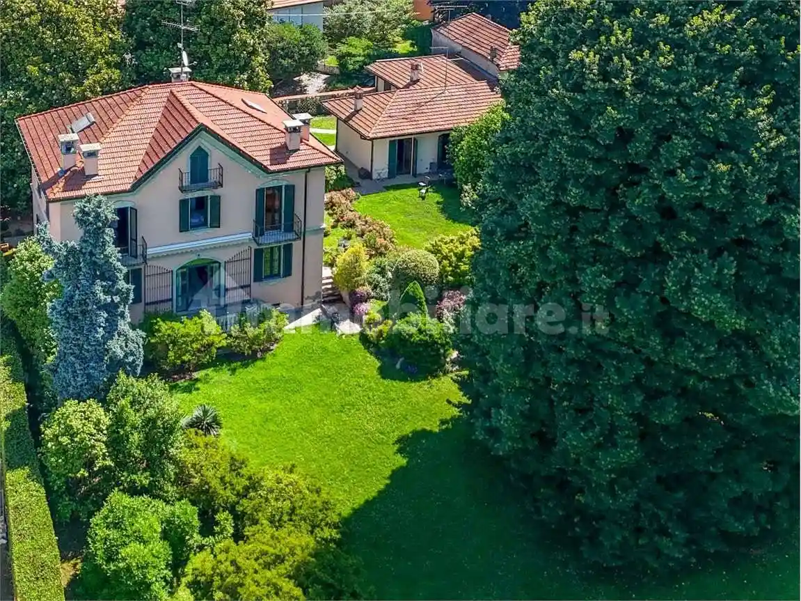 Villa in vendita a Sesto Calende