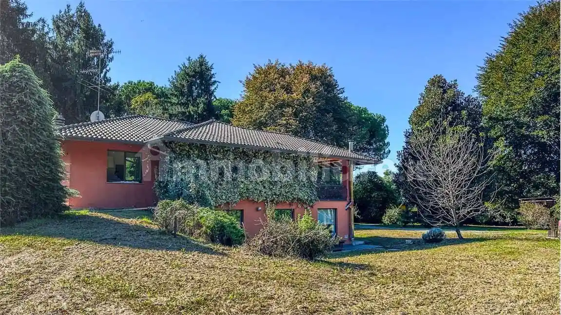 Villa in vendita a Sesto Calende