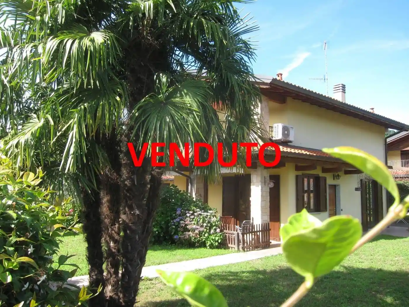 Villa in vendita a Travedona-Monate