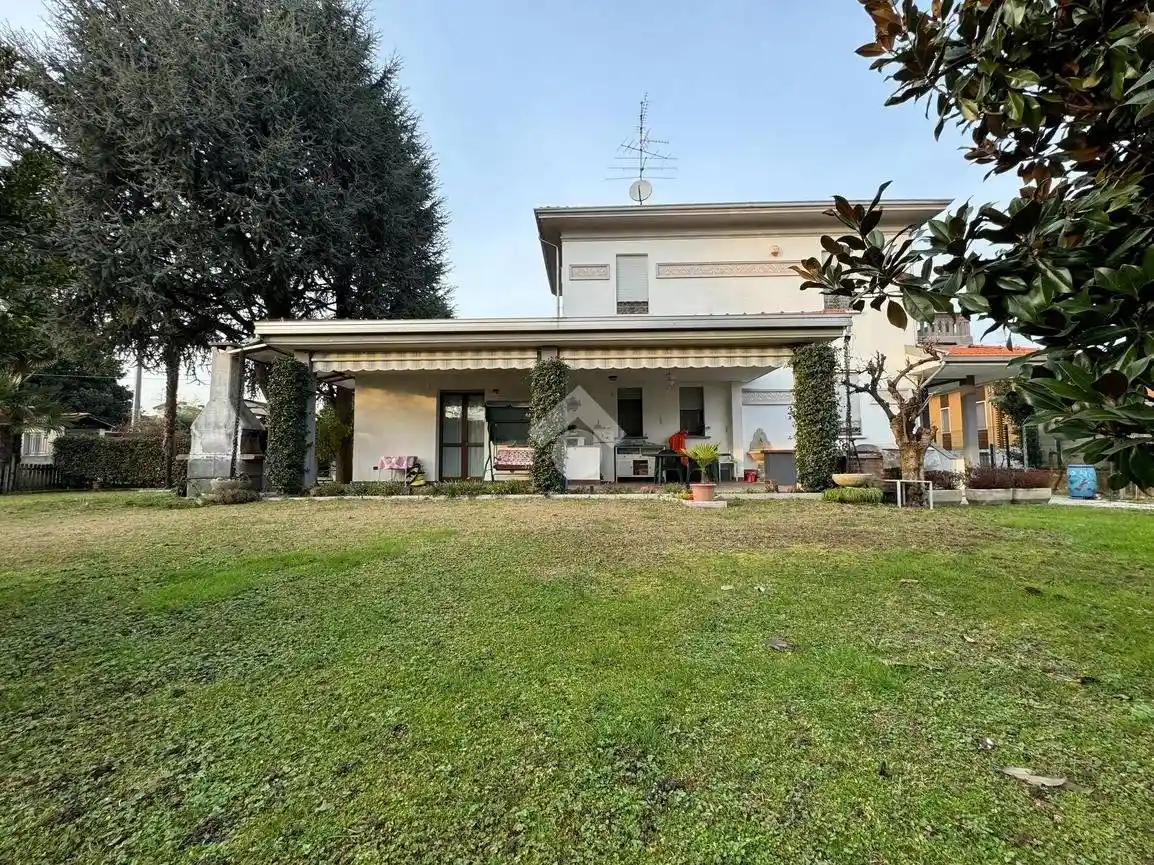 Villa in vendita a Galliate