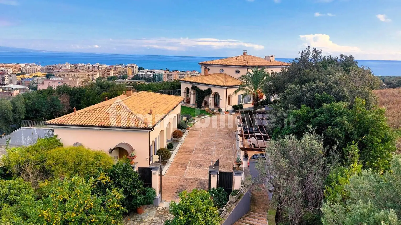 Palazzo - Edificio in vendita a Soverato