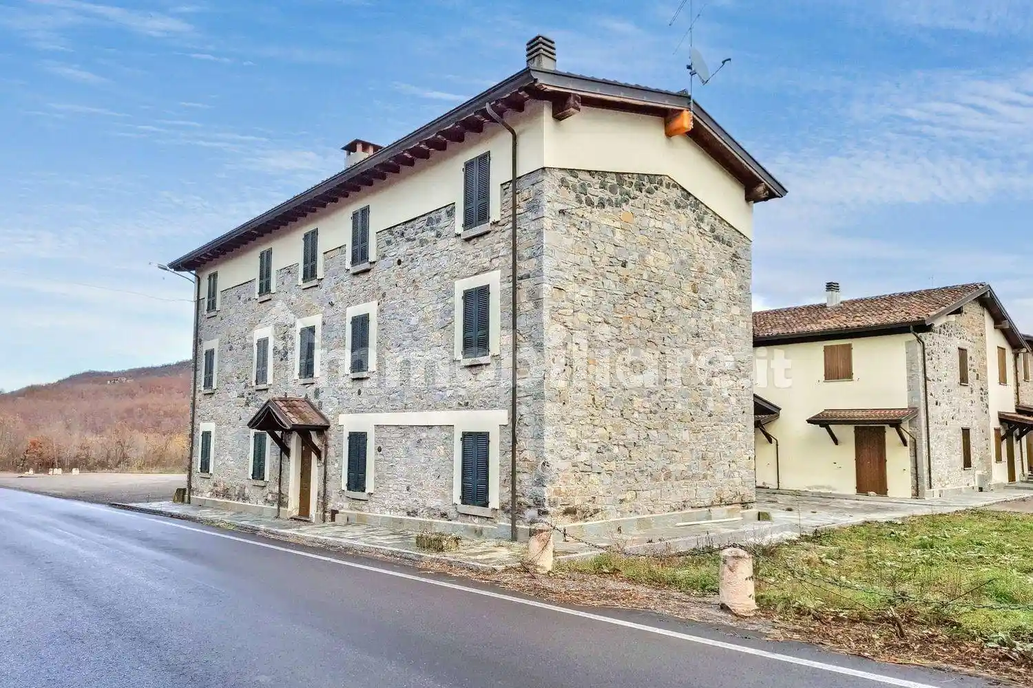 Palazzo - Stabile in vendita a Ferriere