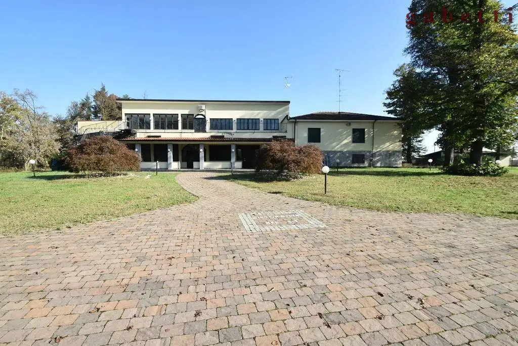 Palazzo - Edificio in vendita a Bernate Ticino