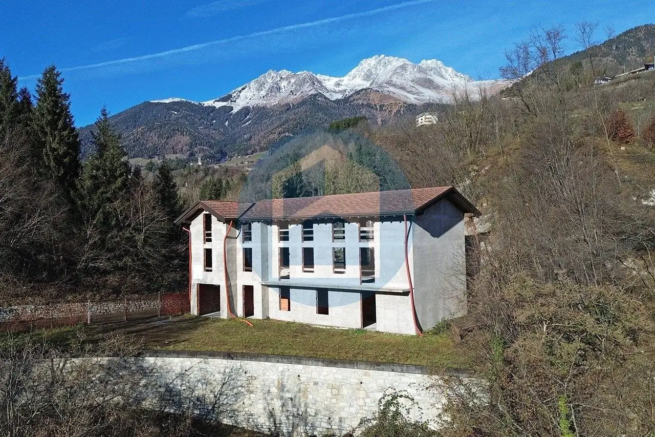 Palazzo - Edificio in vendita a Borno