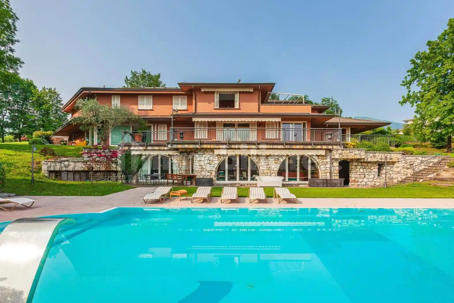 Villa in vendita a Longone al Segrino