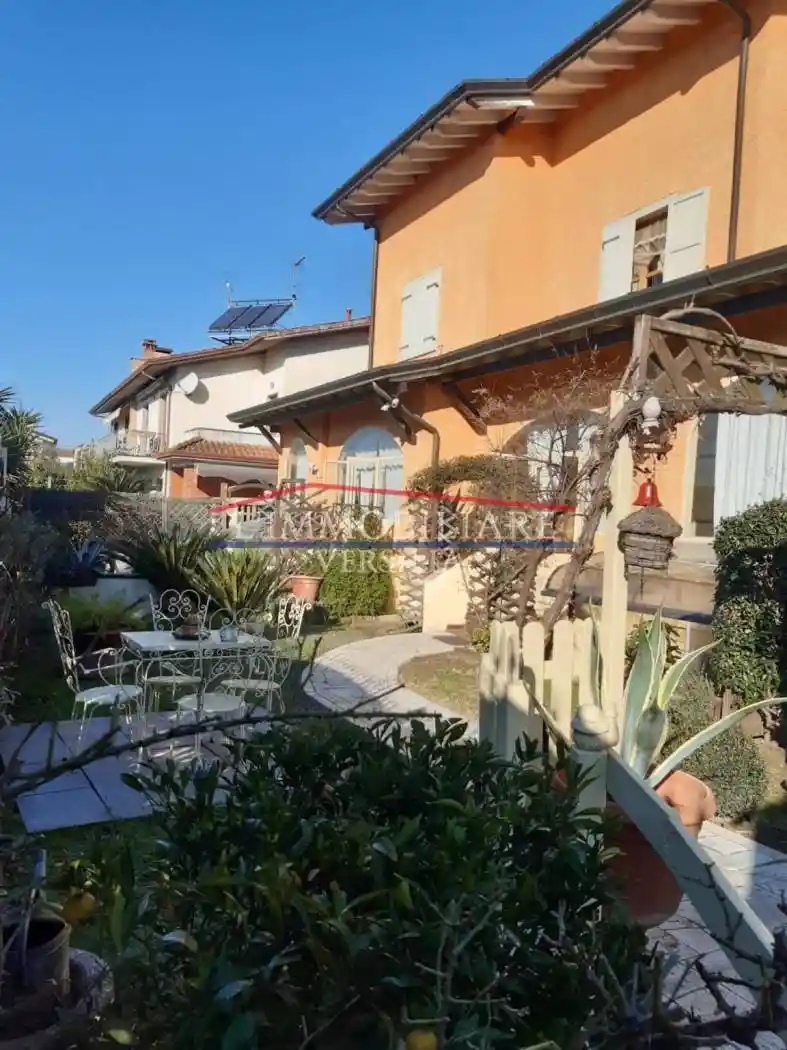 Villetta a schiera in vendita a Montignoso