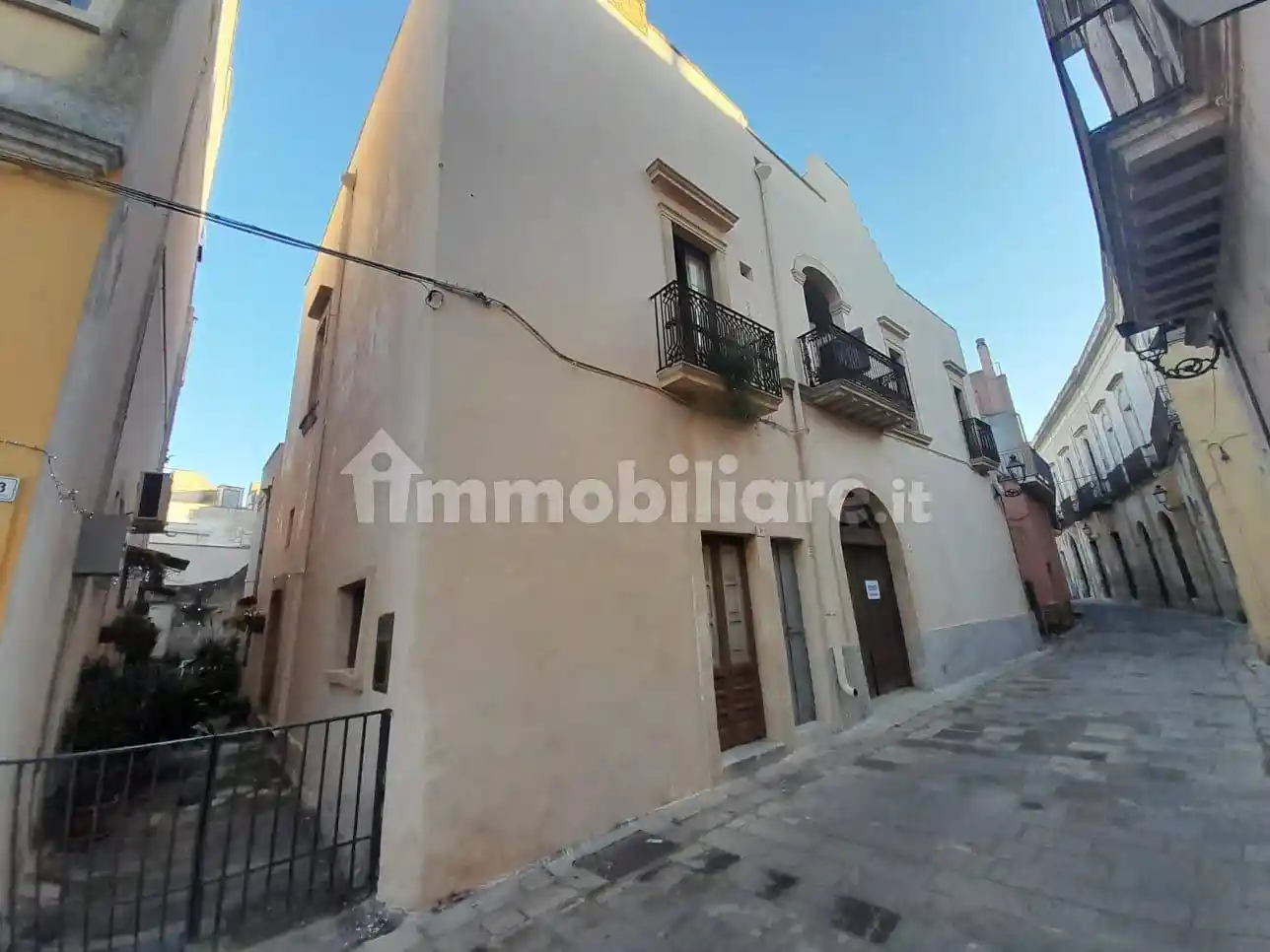 Palazzo - Edificio in vendita a Aradeo