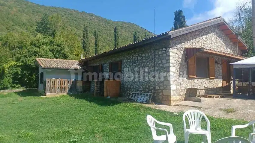 Villa in vendita a Pereto