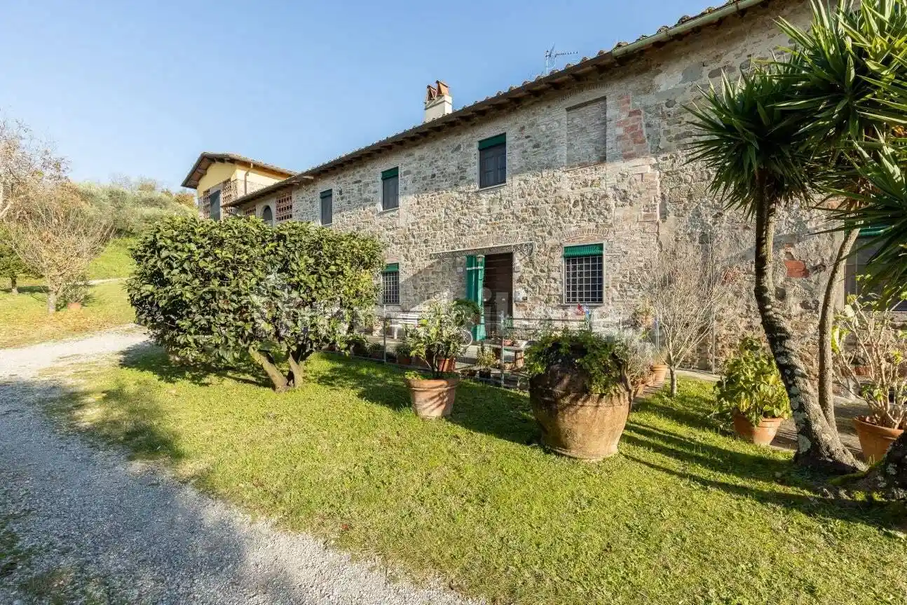 Rustico - Casale in vendita a Lucca